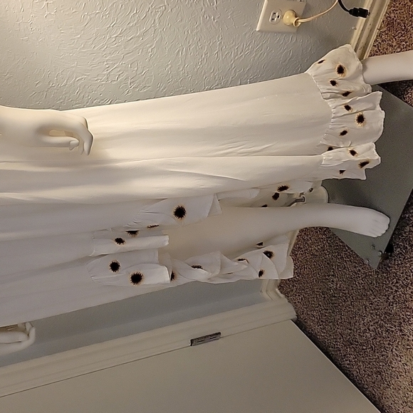 J FOR JUSTIFY White Off Shoulder Embroidered Hi-Lo Walk Through Peasant Dress - Picture 5 of 11